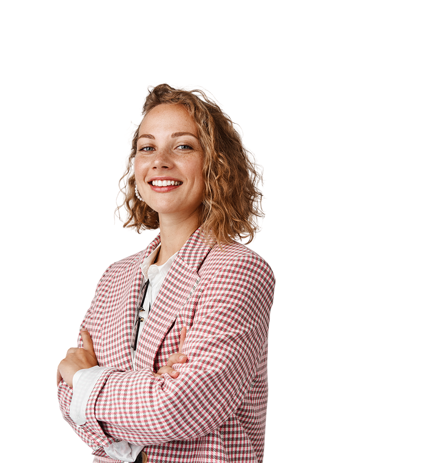 Emprendedora sonriendo con los brazos cruzados
